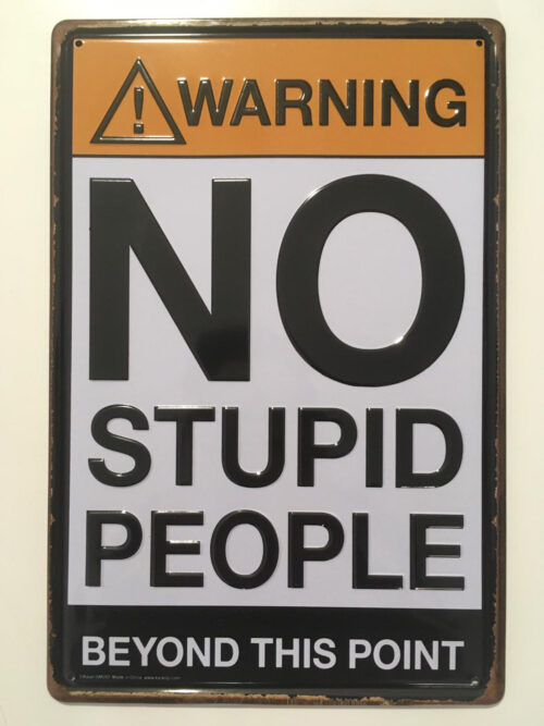 Chapa decorativa con mensaje No Stupid People