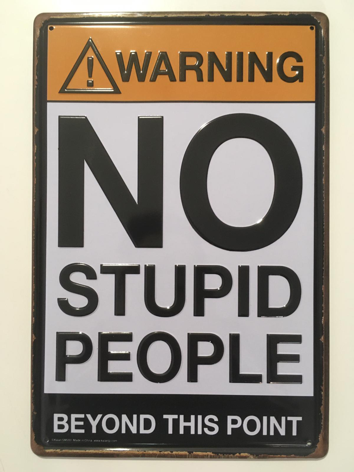 Chapa decorativa con mensaje No Stupid People